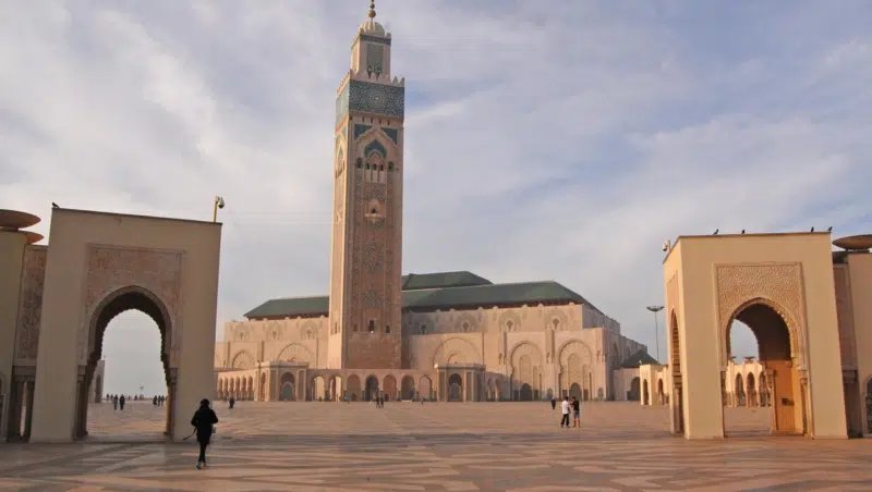 Hassan II Moschee in Casablanca mit Vorplatz