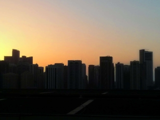 Sonneuntergang über der Skyline von Abu Dhabi an Ramadan