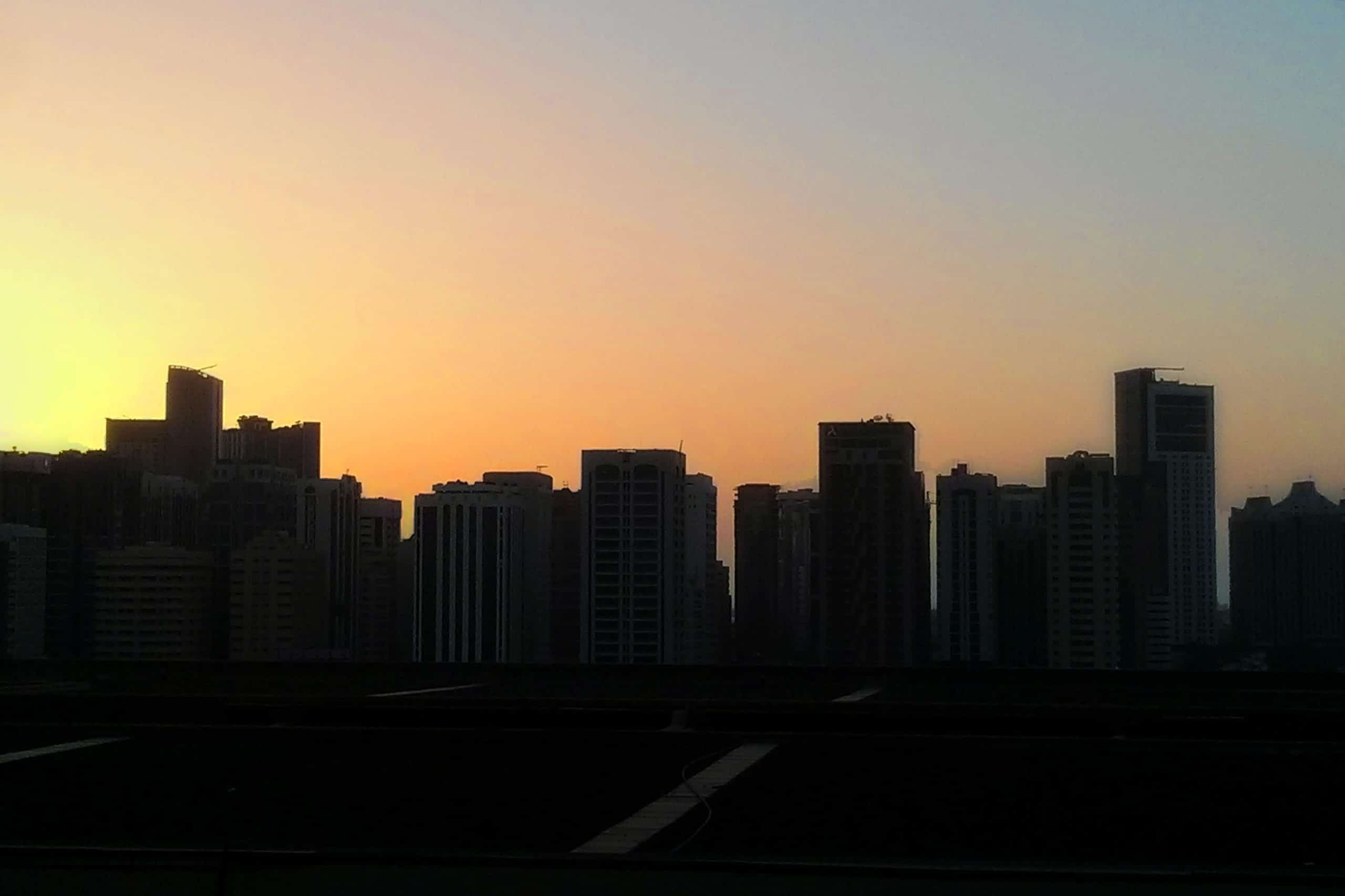 Sonneuntergang über der Skyline von Abu Dhabi an Ramadan