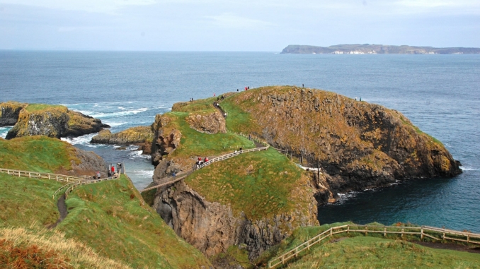 Brücke zu Carrick-A-Rede Insel in Nordirland