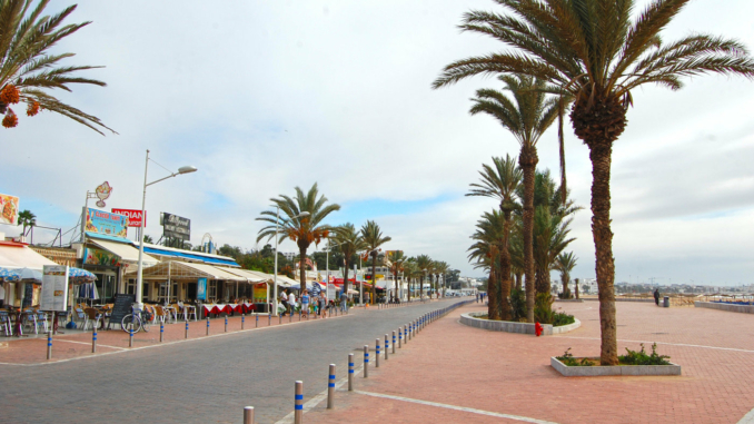 Die Promenade von Agadir ist sehr modern angelegt. Palmen säumen die breiten Spazierwege.