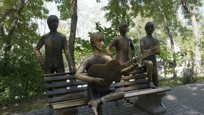 Beatles Statue auf Kök-Töbe in Almaty