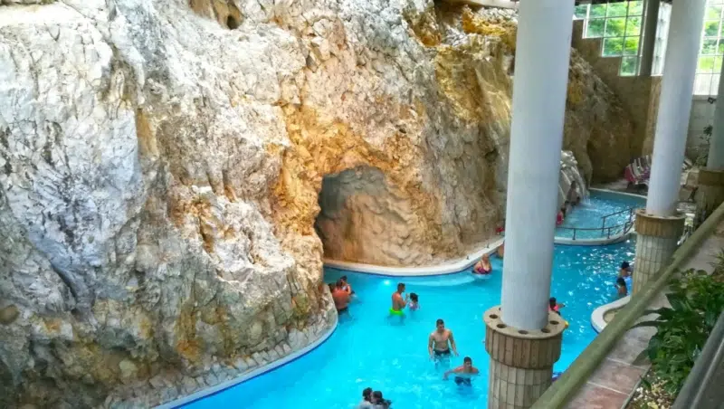 Höhlenbad Barlangfürdő in Ungarn