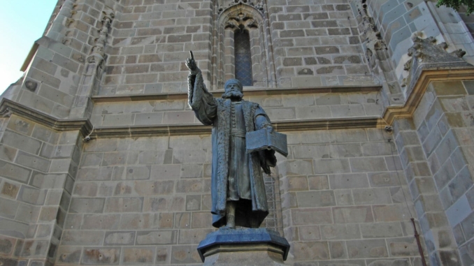 Statue von Johannes Honterus vor der Schwarzen Kirche