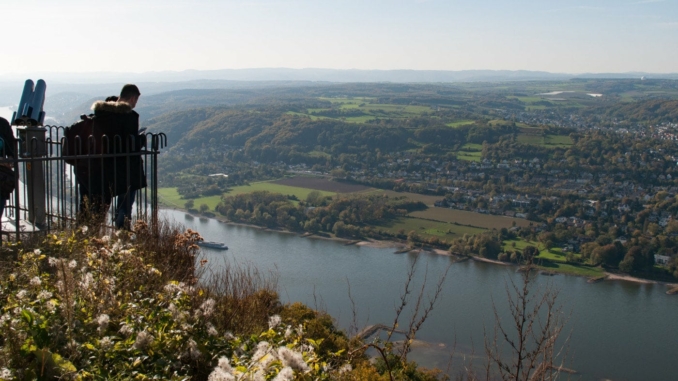 Aussicht vom Drachenfels auf das Rheintal