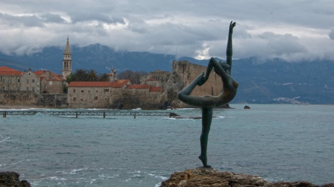Ballerina-Statue mit Blick auf Budva Altstadt