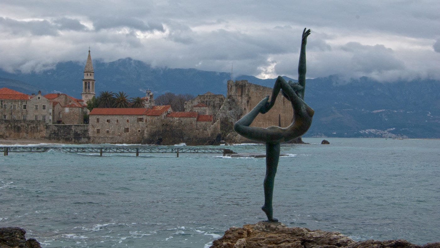Ballerina-Statue mit Blick auf Budva Altstadt
