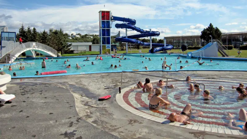 Zwar kein Naturpool, dafür aber direkt in der Stadt: Schwimmbad Laugardalur in Reykjavik