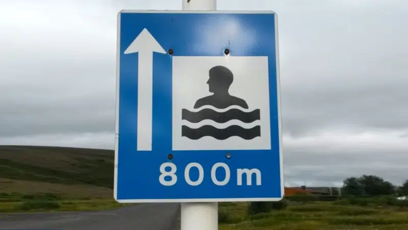 Schild Schwimmbad 800m