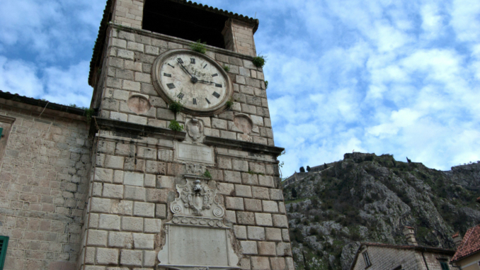 Uhr auf dem Hauptplatz in Kotor