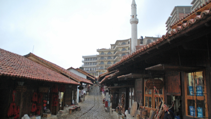 Basar und Minarett in Kruja