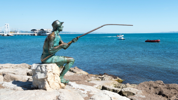 Fischerstatue am Meer in Durrës
