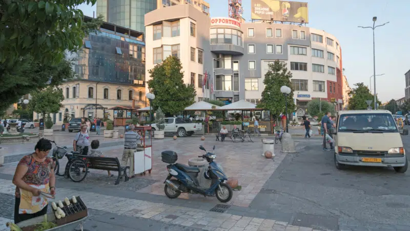 Straßenszene im Zentrum von Shkodra