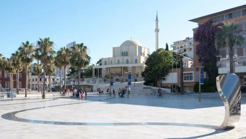 Zentraler Platz in Durrës mit Großer Moschee