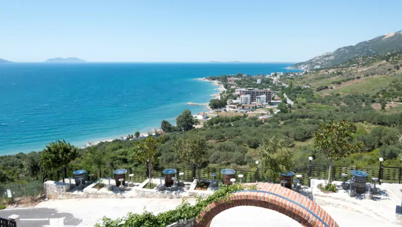 Blick auf den Strand von Radhimë in Albanien