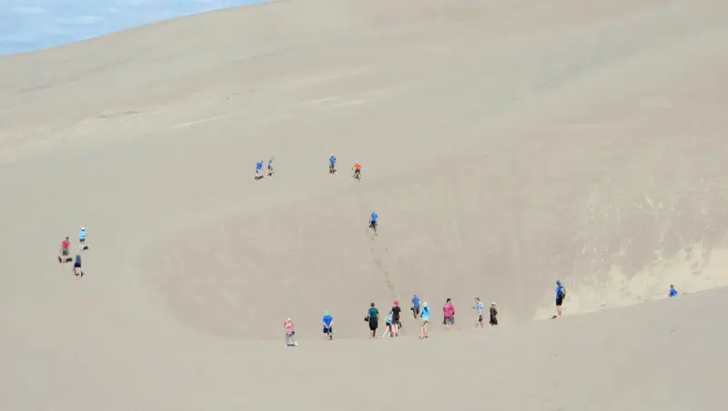 Touristen auf den Great Sand Dunes