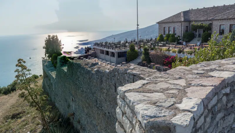 Sehenswürdigkeiten in Saranda: Burg Lekuresi Restaurant auf der Burg Lekuresi