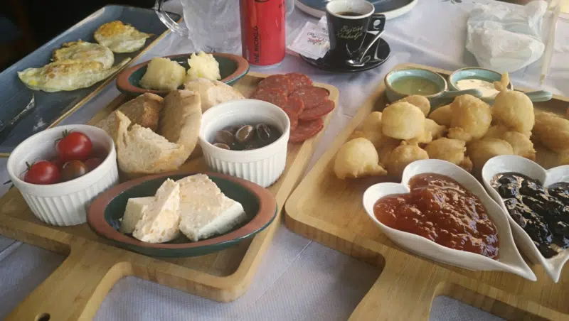 Traditionelles albanisches Frühstück