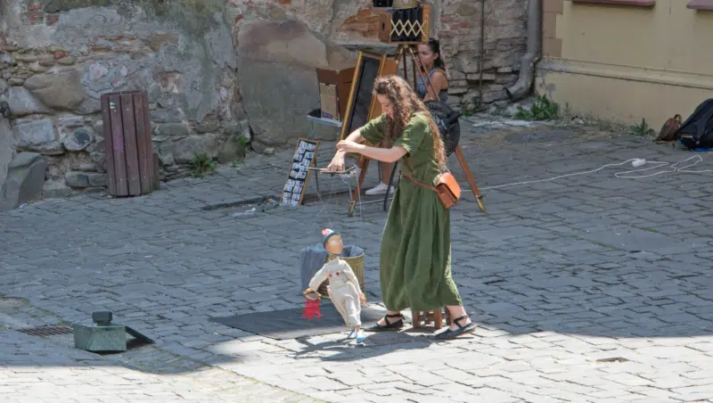 Puppenspielerin in Sighișoara