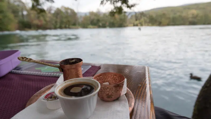 Bosnischer Kaffee am Ufer der Una