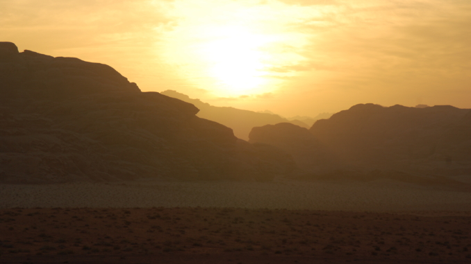 Sonnenuntergang im Wadi Rum in Jordanien