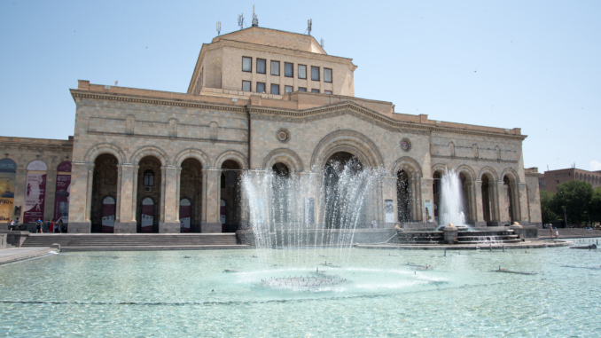 Brunnen vor Museum Platz der Republik in Jerewan