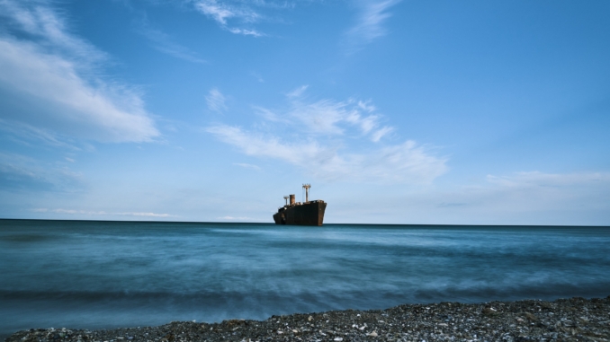 Schiffwrack am Ufer von Constinesti