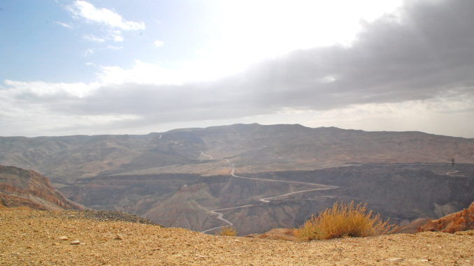 Anfahrt zum Toten Meer in Jordanien