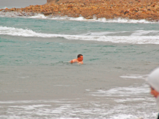 Totes Meer in Jordanien: Durch das Wasser schweben