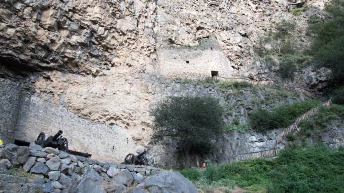 Höhlenfestung Zarni-Parni