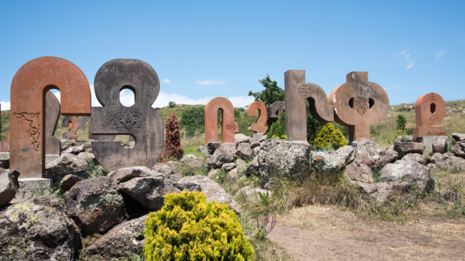 Armenisches Alphabet Monument in Artashavan