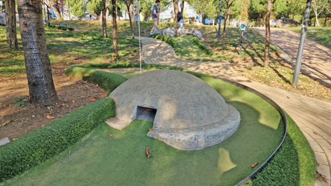 Bunker auf Minigolfplatz in Albanien