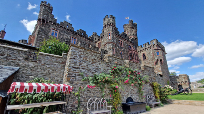 Die Burg Reichenstein gehört zu den best erhaltensten Burgen in der Rheinregion.