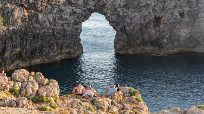 Küste von Menorca in der Region rund um Cala en Blanes