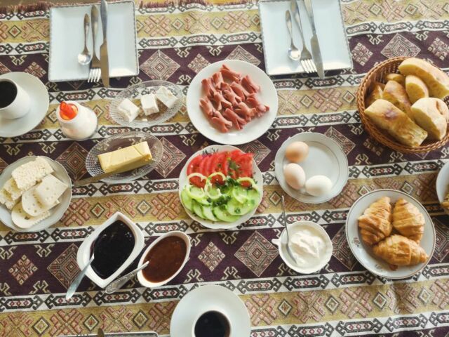 Bist du ein Frühstückstyp? ☕🍳🥐

Ich bin es eher nicht. Direkt nach dem Aufstehen ist mal rein gar nicht ans Essen zu denken. Ein Kaffee reicht fürs erste ☕.

Auf Reisen - wenn der Morgen auch mal nicht ganz so früh starten darf - sieht das auch durchaus anders aus.

Wer kann z.B. bei diesem einladenen Frühstückstisch in einem Gasthaus in Armenien "Nein" sagen? 😍

#travel #reisen #wanderlust #frühstück #foodporn