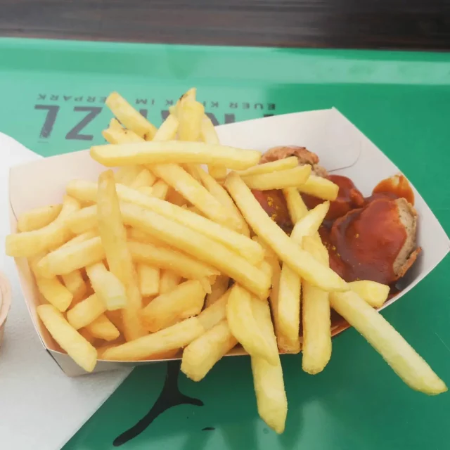 Reisen bedeutet auch immer die Spezialitäten einer Region zu probieren. Und für das Ruhrgebiet heißt das auf jeden Fall #Currywurst - auch wenn sie inzwischen deutschlandweit angeboten wird und auch die Berliner Anspruch auf deren Schöpfung erheben 😉

Zum heutigen #tagdercurrywurst: Wo hast du die beste Currywurst bisher gegessen?