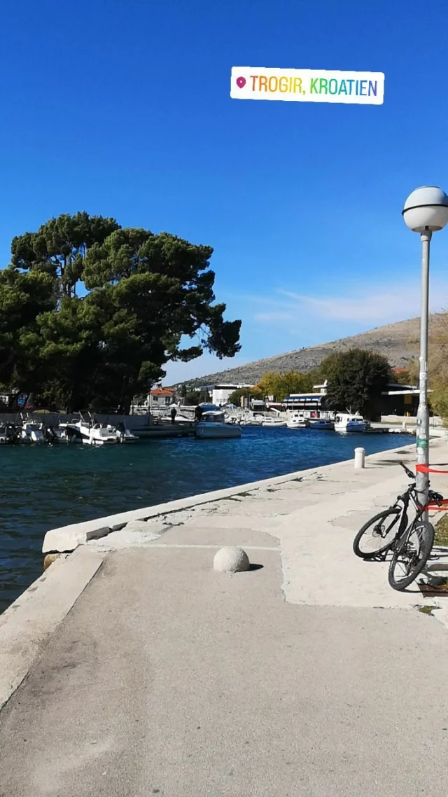 Trogir: Eine Perle an der kroatischen Küste in Mitteldalmatien 🇭🇷

👉 Trogirs Altstadt gehört seit 1997 zum UNESCO-Weltkulturerbe und ist für ihre gut erhaltene mittelalterliche Architektur bekannt.

☝️Die Stadt liegt malerisch auf einer kleinen Insel zwischen dem Festland und der Insel Čiovo.

🏰 Die Kamerlengo-Festung aus dem 15. Jahrhundert bietet einen beeindruckenden Blick über die Stadt und die Adria.

#trogir #kroatien #kroatienurlaub #kroatienliebe🇭🇷 #croatia #croatiatravel